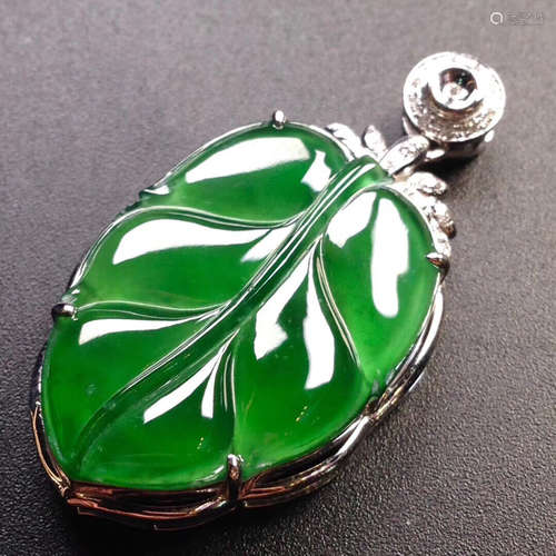 A GREEN JADEITE CARVED LEAF PATTERN PENDANT