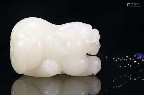 A HETIAN JADE CARVED BEAST SHAPED PENDANT