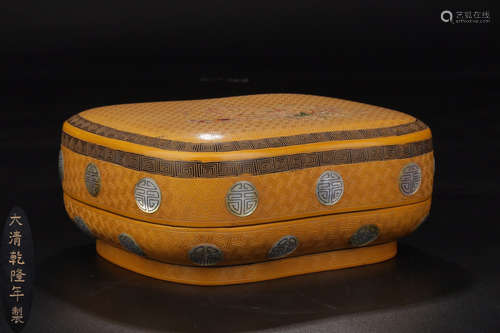 A WOOD CARVED LACQUER FLORAL PATTERN BOX