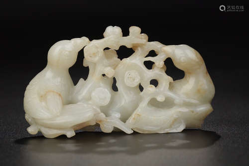 A HETIAN JADE CARVED MAGPIE SHAPED PENDANT