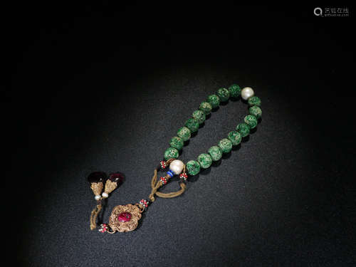 A JADEITE BRACELET MADE OF BEADS