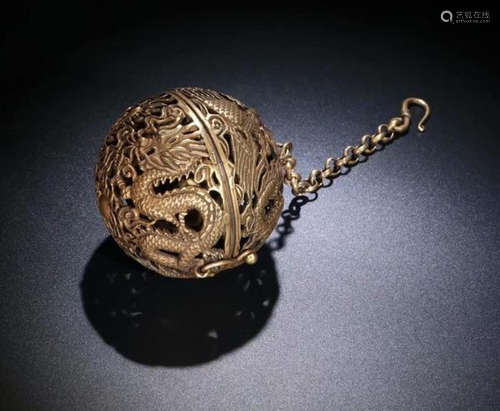 A GILT SILVER PENDANT OF DRAGON AND PHOENIX SACHET