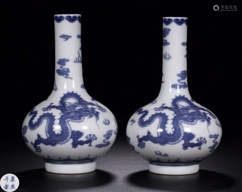 A PAIR OF BLUE&WHITE DRAGON VASES