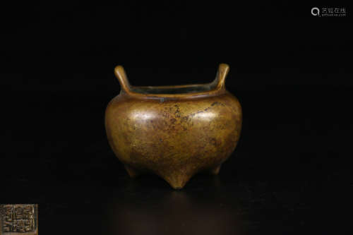 A XUANDE MARK TWIN BRIDGE EARS TRI-LEG BRONZE CENSER