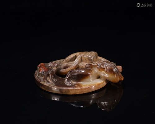 A HETIAN JADE ORNAMENT OF DRAGON