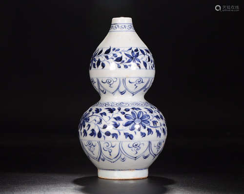 A BLUE&WHITE FLOWER GOURD BOTTLE