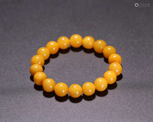 AN OLD AMBER BRACELET IN BRIGHT COLOR