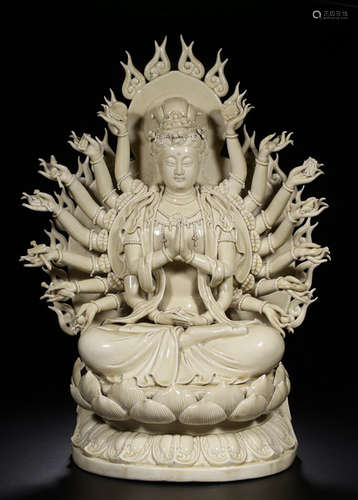 A HUA KILN PORCELAIN THOUSAND ARMS GUANYIN ORNAMENT