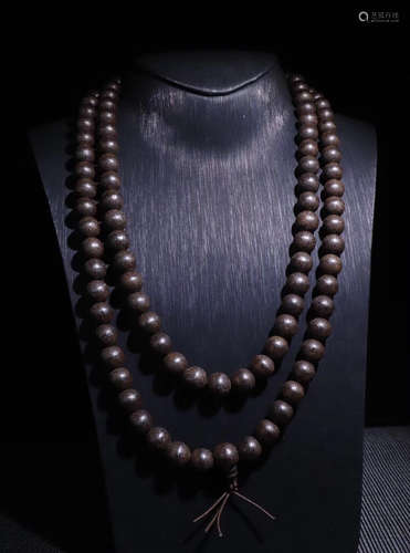 A NATURAL CHENXIANG WOOD WITH 108 BEADS NECKLACE