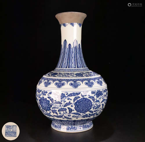 A BLUE&WHITE VASE WITH FLORAL PATTERN