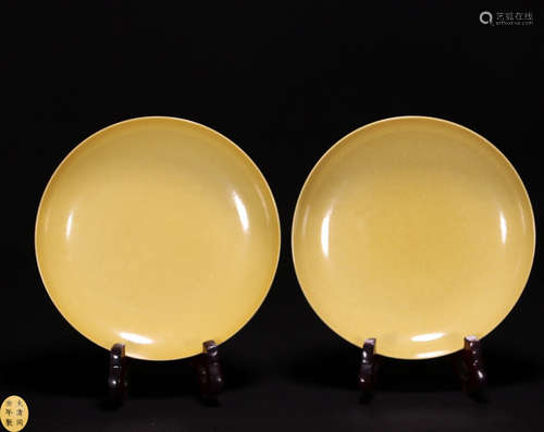 A PAIR OF GUAN KILN PORCELAIN PLATES