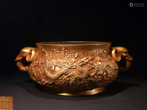 A GILT BRONZE CENSER OF ELEPHANT EAR