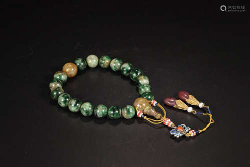 A JADEITE BRACELET MADE OF BEADS