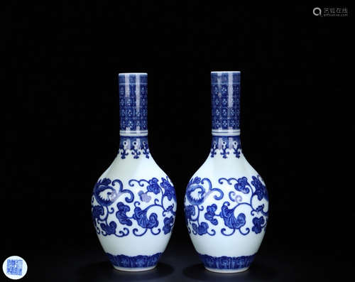 A PAIR OF BLUE&WHITE DRAGON-CARVING VASES