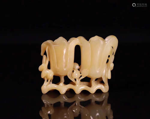 A HETIAN JADE FLOWER ORNAMENT