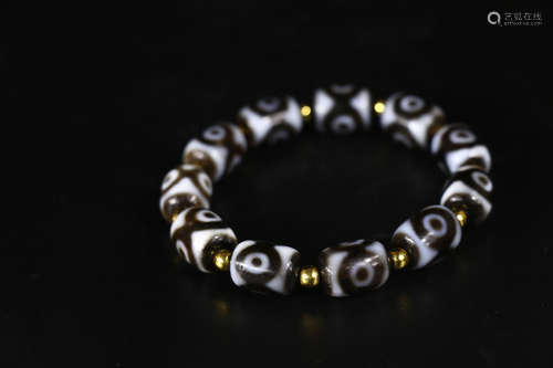 AN OLD DZI BEAD BRACELET