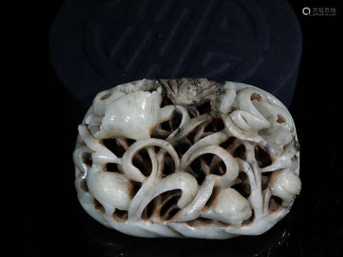 A HETIAN JADE FIGURE ORNAMENT