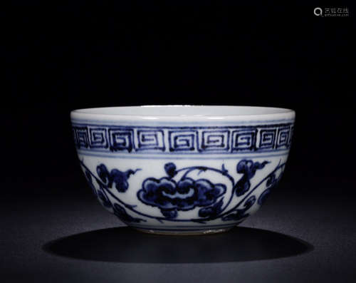 A SMALL BLUE&WHITE FLOWER BOWL