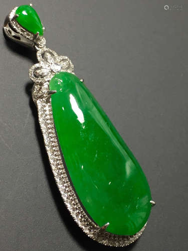 A GREEN JADEITE CARVED MELON PENDANT, TYPE A