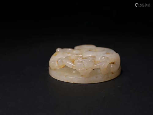 A HETIAN JADE CARVED DRAGON SHAPED PENDANT