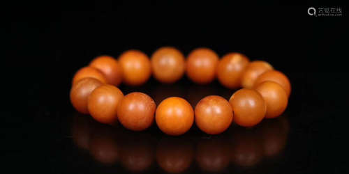 AN OLD AMBER BEADS STRING BRACELET