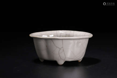 A GE YAO FISSION WHITE GLAZE JAR