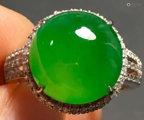 A GREEN JADEITE CARVED CIRCLE FINGER RING, TYPE A