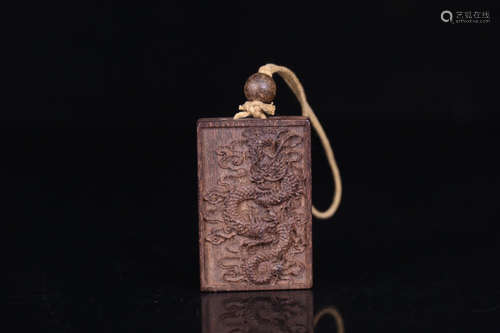 A CHENXIANG WOOD CARVED DRAGON PATTERN PENDANT