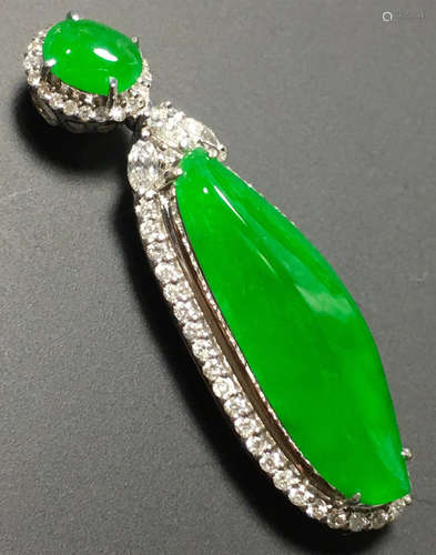 A GREEN JADEITE CARVED MELON PENDANT, TYPE A