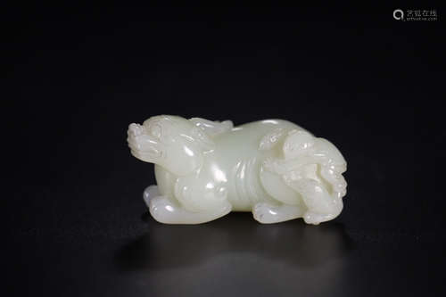 A HETIAN JADE CARVED BEAST SHAPED PENDANT