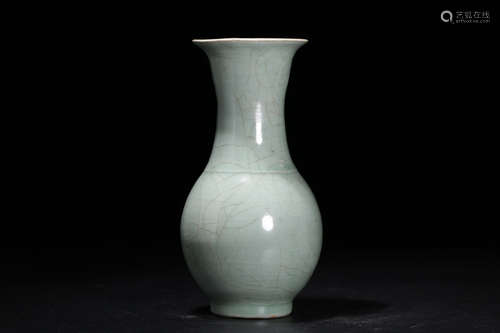 A LONGQUAN YAO GREEN GLAZE VASE