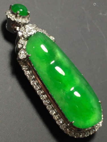 A GREEN JADEITE CARVED BEANS PENDANT, TYPE A