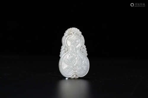 A HETIAN JADE CARVED AUSPICIOUS GOURD PENDANT