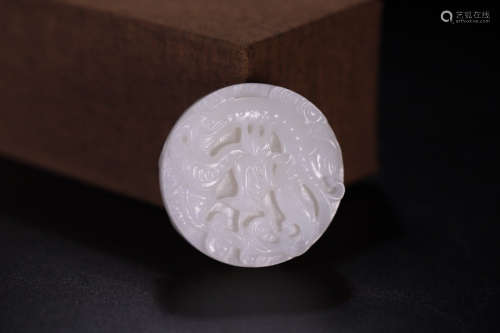 A HETIAN JADE CARVED DRAGON PATTERN PENDANT