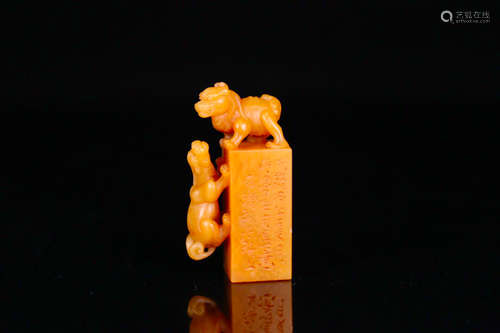 A TIANHUANG STONE CARVED BEAST SHAPED SEAL