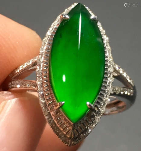 A GREEN JADEITE CARVED CIRCLE OVAL RING, TYPE A