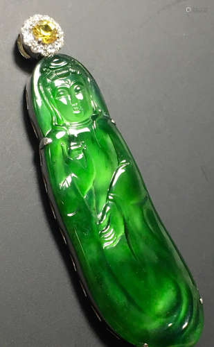 A GREEN JADEITE CARVED GUANYIN PENDANT, TYPE A