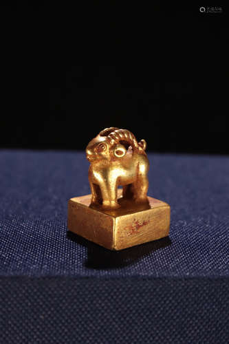 A GOLD CASTED SHEEP SHAPED SEAL