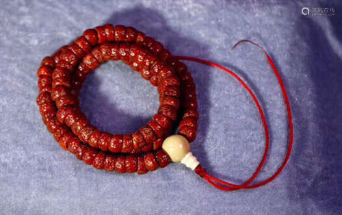 A TIBETAN VAJRA BUDDHA HOLDING STRING NECKLACE