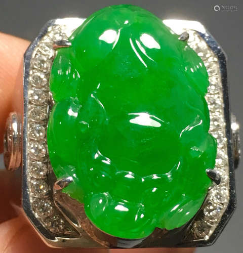 A GREEN JADEITE CARVED PIXIU FINGER RING, TYPE A