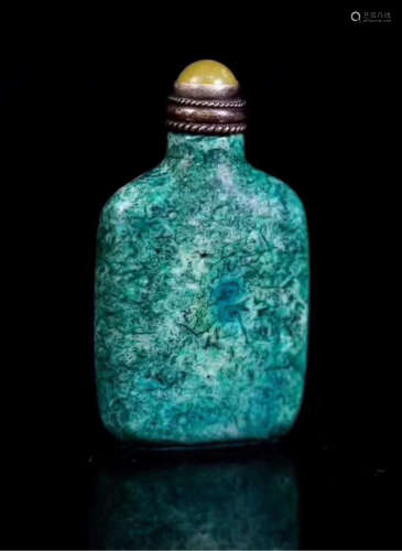 A QIUJIAO CARVED SNUFF BOTTLE