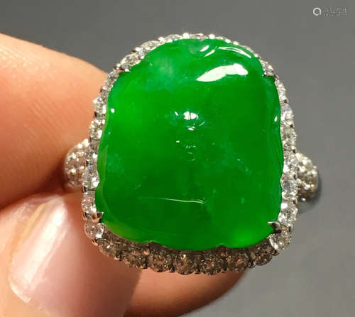 A GREEN JADEITE CARVED LEAF RING, TYPE A