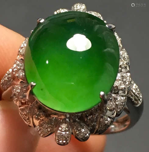 A GREEN JADEITE CARVED CIRCLE FINGER RING, TYPE A