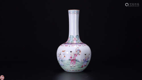 A FAMILLE ROSE GLAZE FIGURE PATTERN VASE