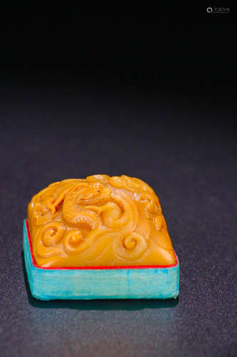 A TIANHUANG STONE CARVED DRAGON SHAPED SEAL