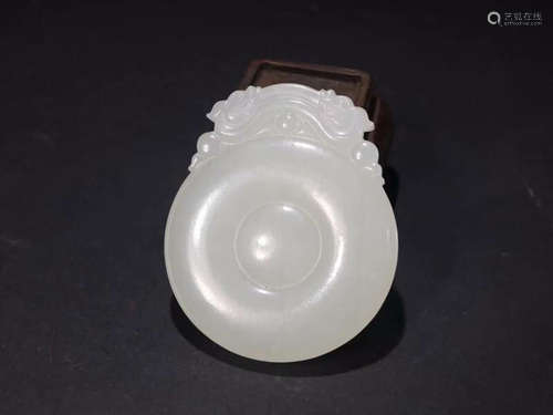 A HETIAN JADE CARVED DRAGON PATTERN PENDANT