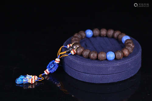 A CHENXIANG WOOD CARVED BEADS STRING BRACELET