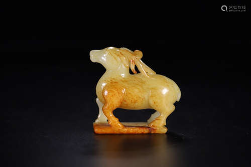 A HETIAN JADE CARVED DEER SHAPED PENDANT