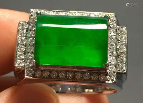 A GREEN JADEITE CARVED SQUARE FINGER RING, TYPE A