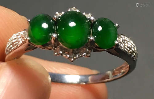 A GREEN JADEITE CARVED CIRCLE FINGER RING, TYPE A